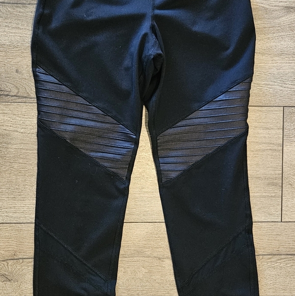 Hardly Worn - OLD NAVY ACTIVE - Lot of 2 identical Go-Dry Leggings - Size Small - Picture 5 of 6